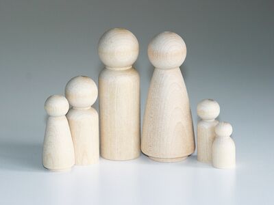 Familie aus Spielfiguren Holz