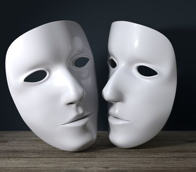 2 weiße Masken